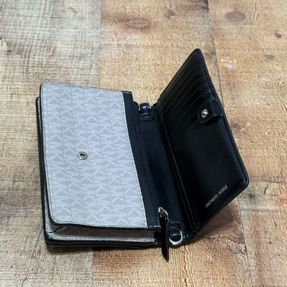 Jet Set Small Two-Tone Logo Smartphone Crossbody Bag *missing strap* - Picture 10 of 15